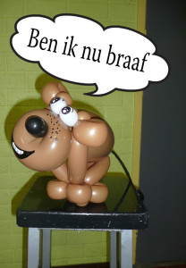 De Haagse Ballonnenboer hond zit braaf op zijn kruk