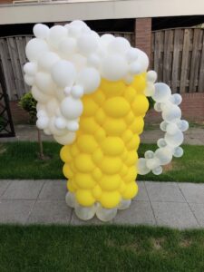 Laat een bierpul maken van ballonnen, dat is vet."