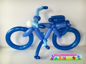 Een mooie blauwe fiets als ballonfiguur voor een opdracht"