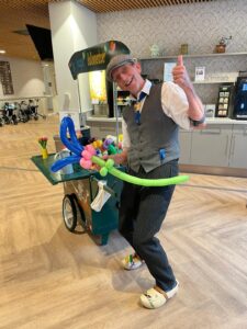 Gezelligheid bij de senioren show in Den Haag"