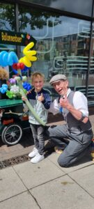 Samen op de foto met de Haagse Ballonnenboer"