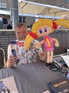 De Haagse Ballonnenboer heeft voor Johan Neefjes een ballonfiguur gemaakt"