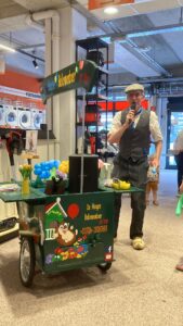 Bij winkel Expert in Asten aan de slag met de ballonnen"