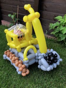 Ballonfiguur graafmachine gemaakt door de Haagse ballonnenboer"