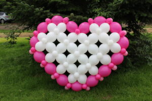 Een groot ballonhart als decoratie voor een bruiloft of feest"