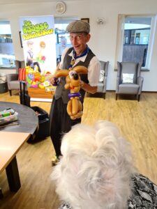 De senioren meezingshow met ballonnen"