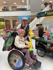 In het Juliana kinderziekenhuis vrolijkheid brengen"