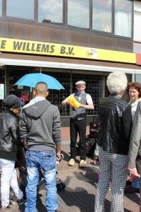 Haagse ballonnenboer aan het werk bij de braderie heistraat