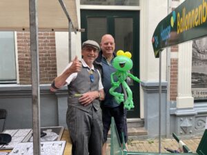 De groene kikker als ballonfiguur op het stripspektakel in Kampen"