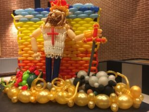 Op het Ballonarium heeft de Haagse Ballonnenboer Koning Arthur en de ronde tafel gemaakt"