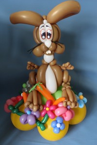 Ballonkonijn in een bloemenveld bij de Haagse ballonnenboer voor de paasdagen