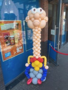 De Efteling met zijn Lange Jan als ballonfiguur"