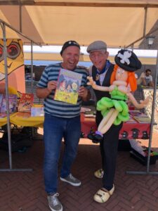 Grote vriend Marc van Broekhoeven en zijn ballonfiguur van de Haagse ballonnenboer"