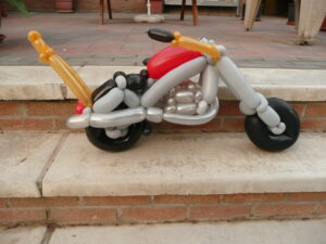 Een chopper motorfiets als ballonfiguur van de Haagse Ballonnenboer"