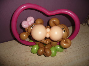 Valentijn aapjes in een ballonhart van de Haagse Ballonnenboer